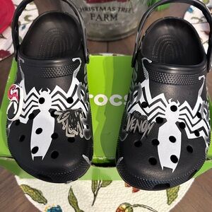 Crocs Venom Black Clogs in size 6 in men’s and 8 -8.5 in women’s.